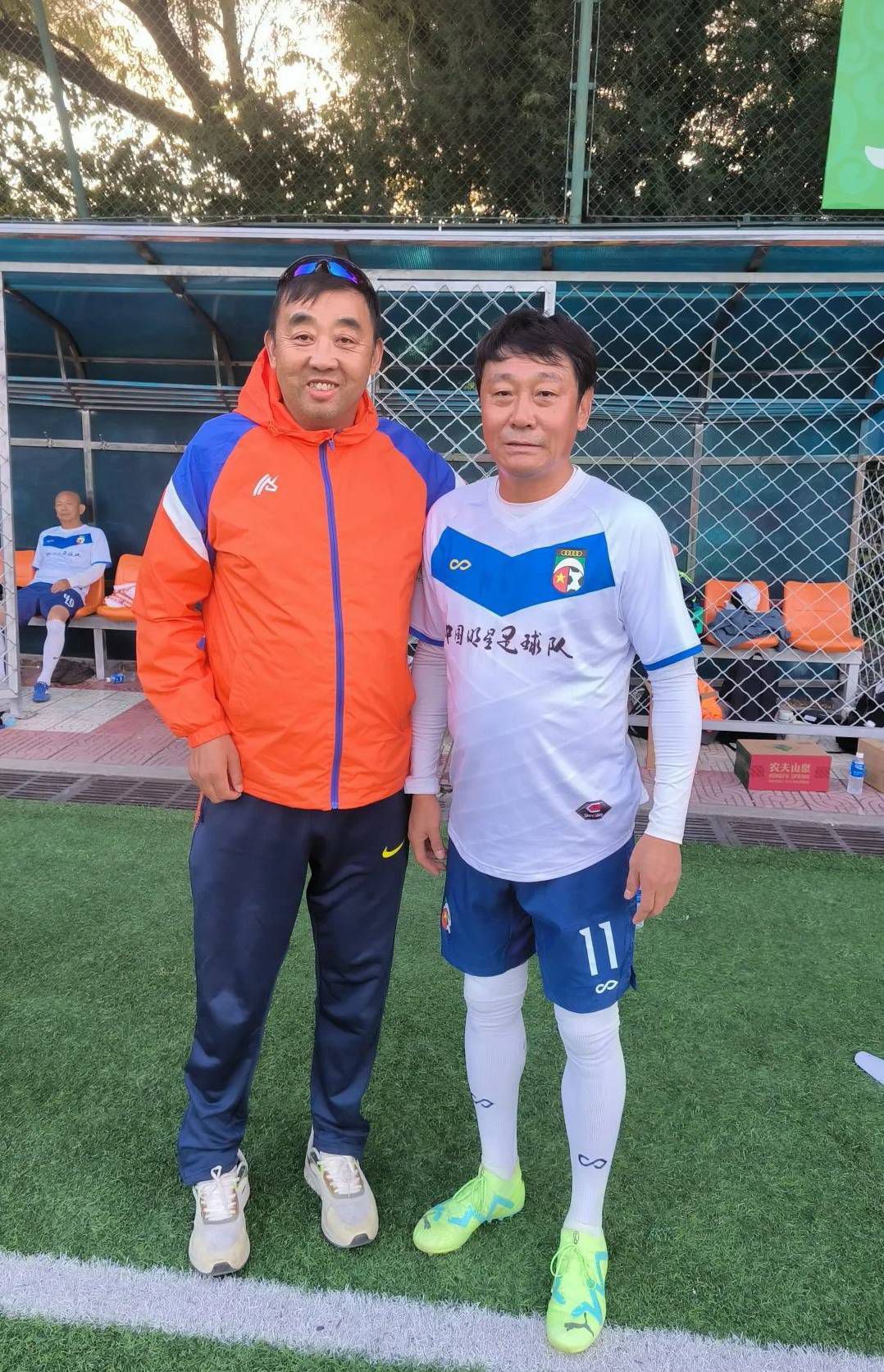 鲍勃（亚历克西斯·阿奎特 Alexis Arquette 饰）和布兰达（Christian Maelen 饰）是年夜学时期的老友，两人了解多年，关系十分要好。在心里里，身为同性恋者的鲍勃一向深深爱恋着布兰达，但是，看待豪情懵懵懂懂的布兰达并没有明白的回应鲍勃。                                  　　某日，在同窗集会上，一贯年夜年夜咧咧的鲍勃那过度密切的行为触怒了布兰达，后者对其年夜打出手，经过此事，两人完全各奔前程，不再联系。一晃眼五年曩昔，一场老同窗的婚礼让鲍勃和布兰达从头走到了一路，此时鲍勃已有了豪情深挚的男朋友，而布兰达亦行将步进一段爱情当中，此时此日，久别重逢的两人之间，会产生如何的不测故事呢？